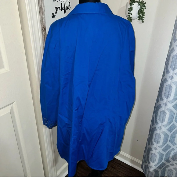 Plus size women’s blue button up top - Picture 6 of 6